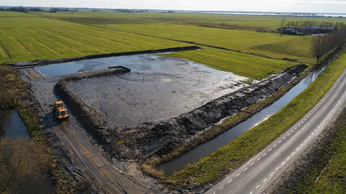 Landophoging met baggerspecie waarbij landbouwgrond wordt verhoogd en verrijkt met voedingsstoffen.