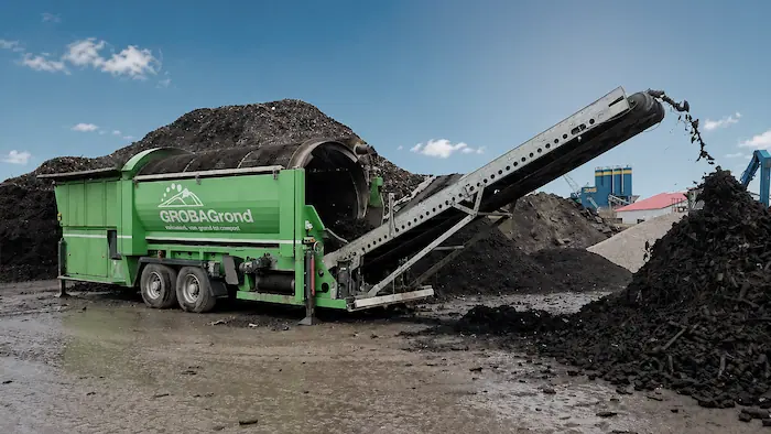 mobiele zeefinstallatie voor het zeven van grondstromen