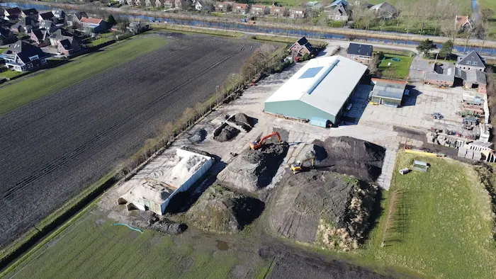 luchtfoto van grondbank Alkmaar Zaanstreek met grondopslag