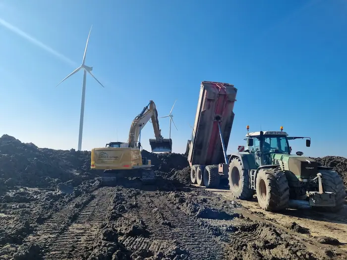 recyclen van grond met graafmachine en tractor op projectlocatie