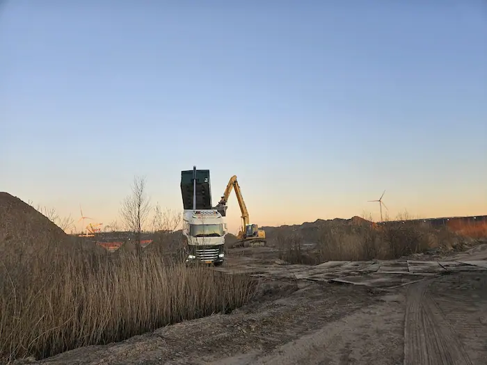 tijdelijke grondbank met grondverwerking en transport op locatie