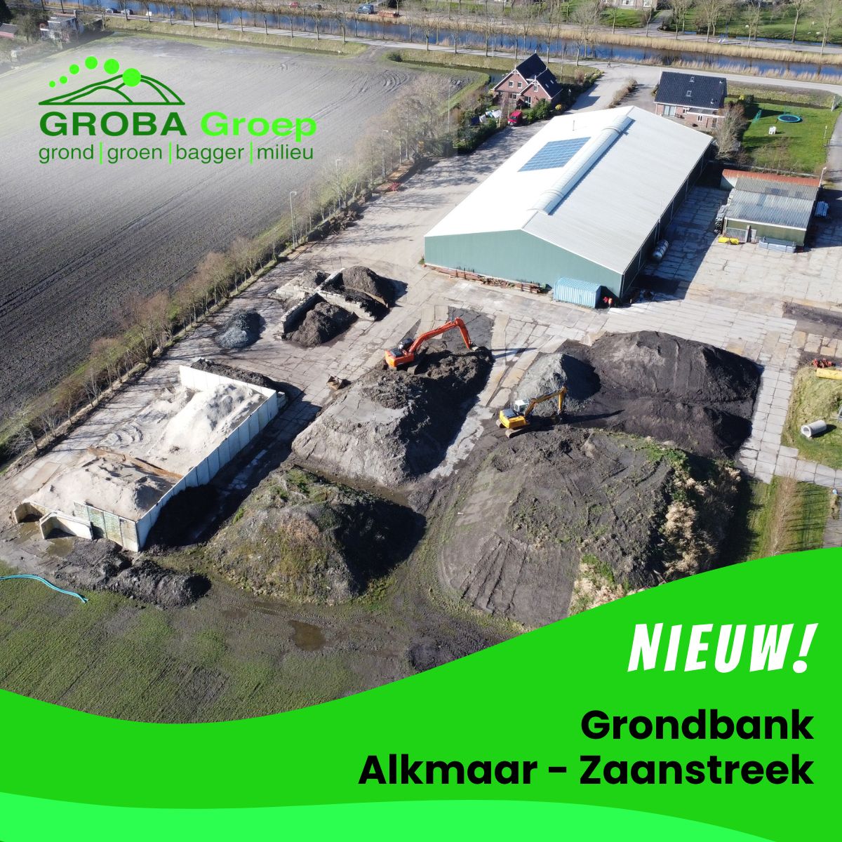 Luchtfoto van grondbank Alkmaar Zaanstreek met opslag van grond, machines en terrein voor duurzaam bodembeheer in Noord-Holland.
